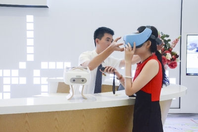 白云機(jī)場(chǎng)T2旅游咨詢中心試運(yùn)行，AI機(jī)器人全天無(wú)休服務(wù)引關(guān)注